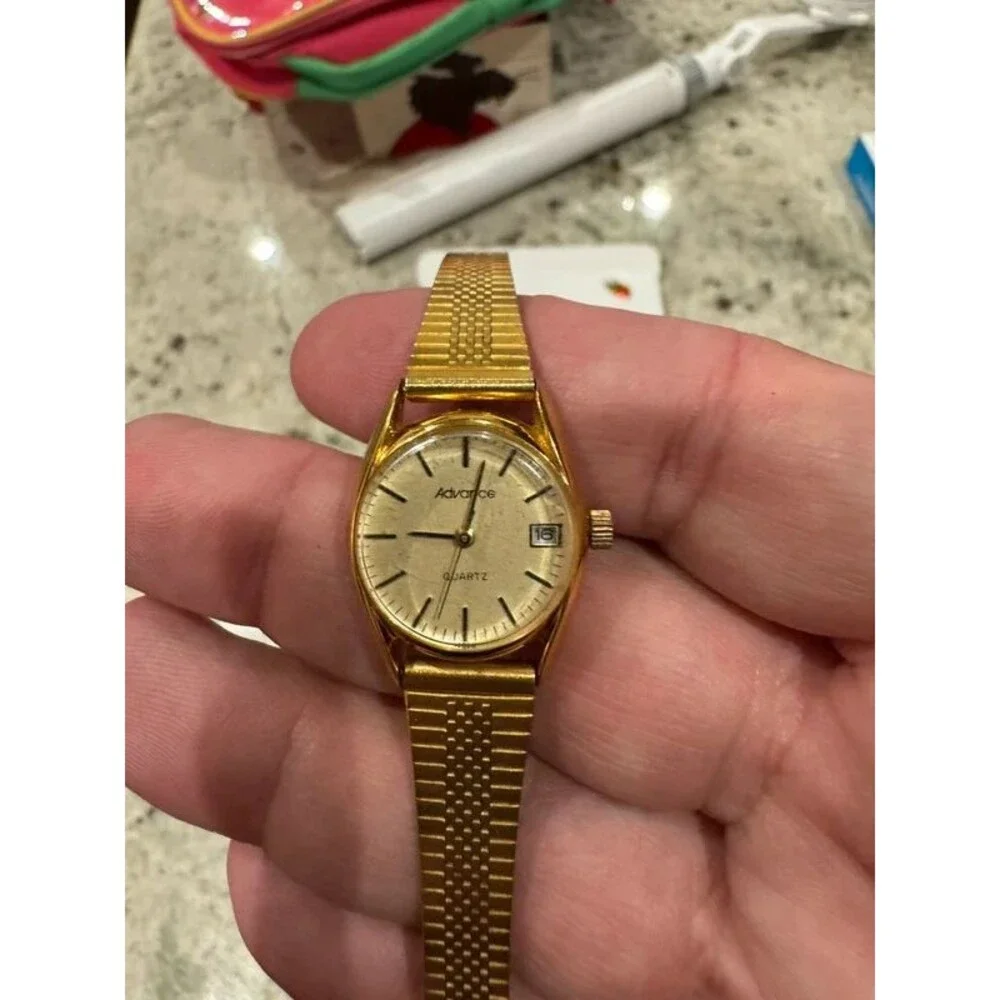 Ladies advance date watch quartz new battery